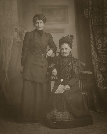 Oorspronkelijke foto van Karens voorouders Elizabeth & Esther