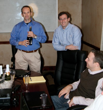 Gilad Japhet (Oprichter en Directeur) en Yuval Ben-Galim (EVP of R&D en Operations) ontkurken de Champagne fles
