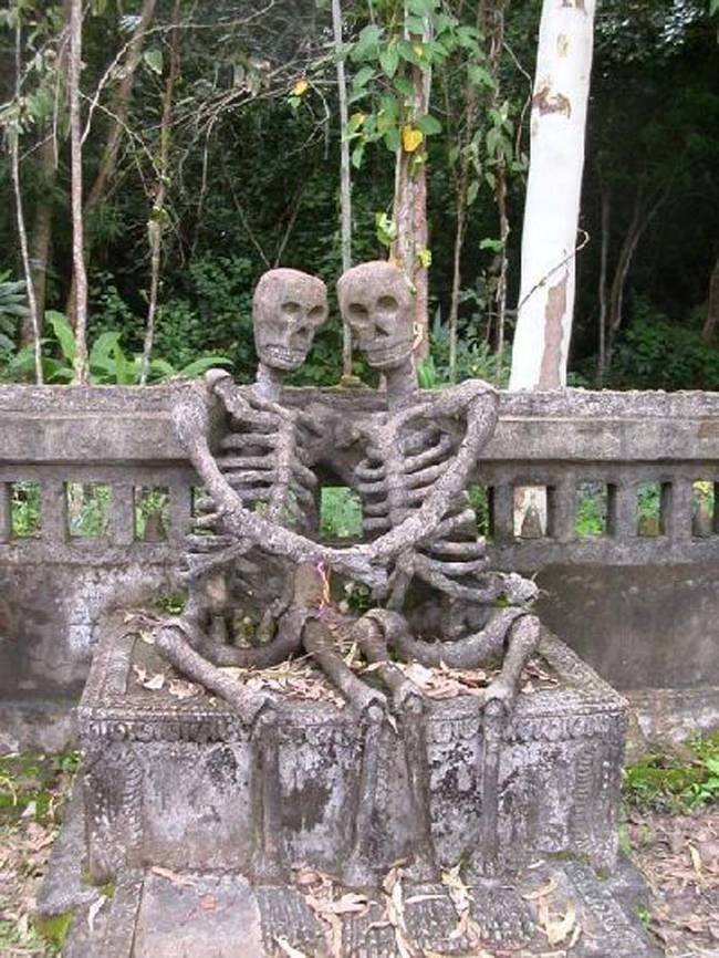 Thais graf met skeletten