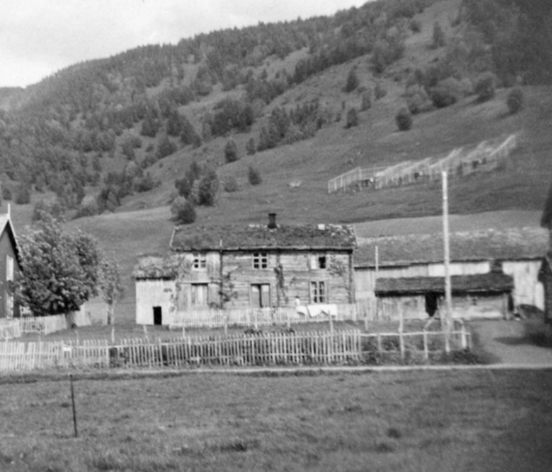 Foto uit 1930 toont het ouderlijk huis van de voorouders van Louis’ vrouw, momenteel het huis van de ouders van Louis’ vrouw, Lise Kramer geboren Nilsen. Brekke, Misvær in Noorwegen. Het huis is tegenwoordig gemoderniseerd.