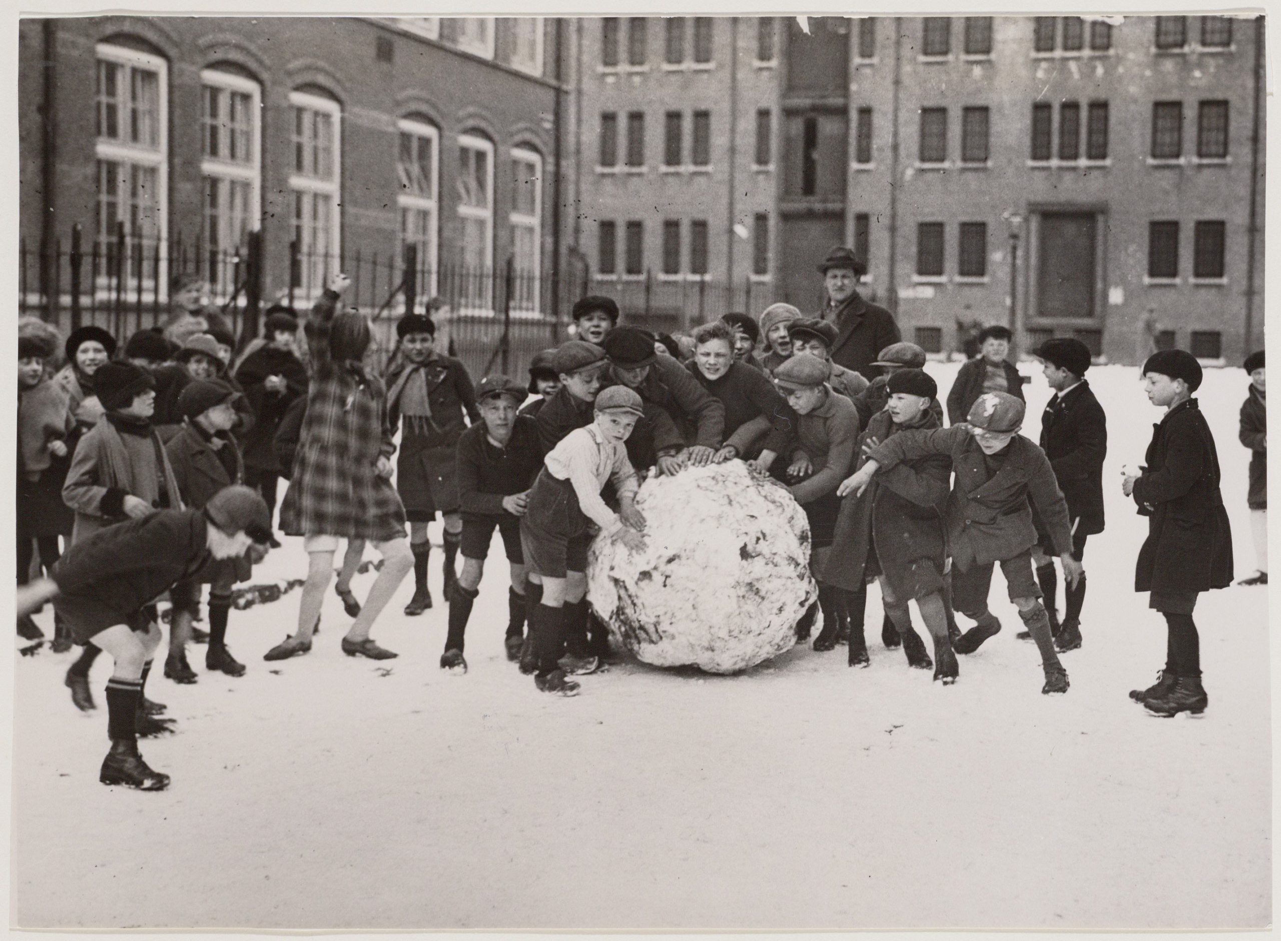 Links: Amsterdamse kinderen spelen in de sneeuw met korte broek in maart, 1931. Rechts: het resultaat na inkleuren met MyHeritage In Color. (bron: Collectie Stadsarchief Amsterdam, vervaardiger Vereenigde Fotobureau N.V.; auteursrechtvrij)