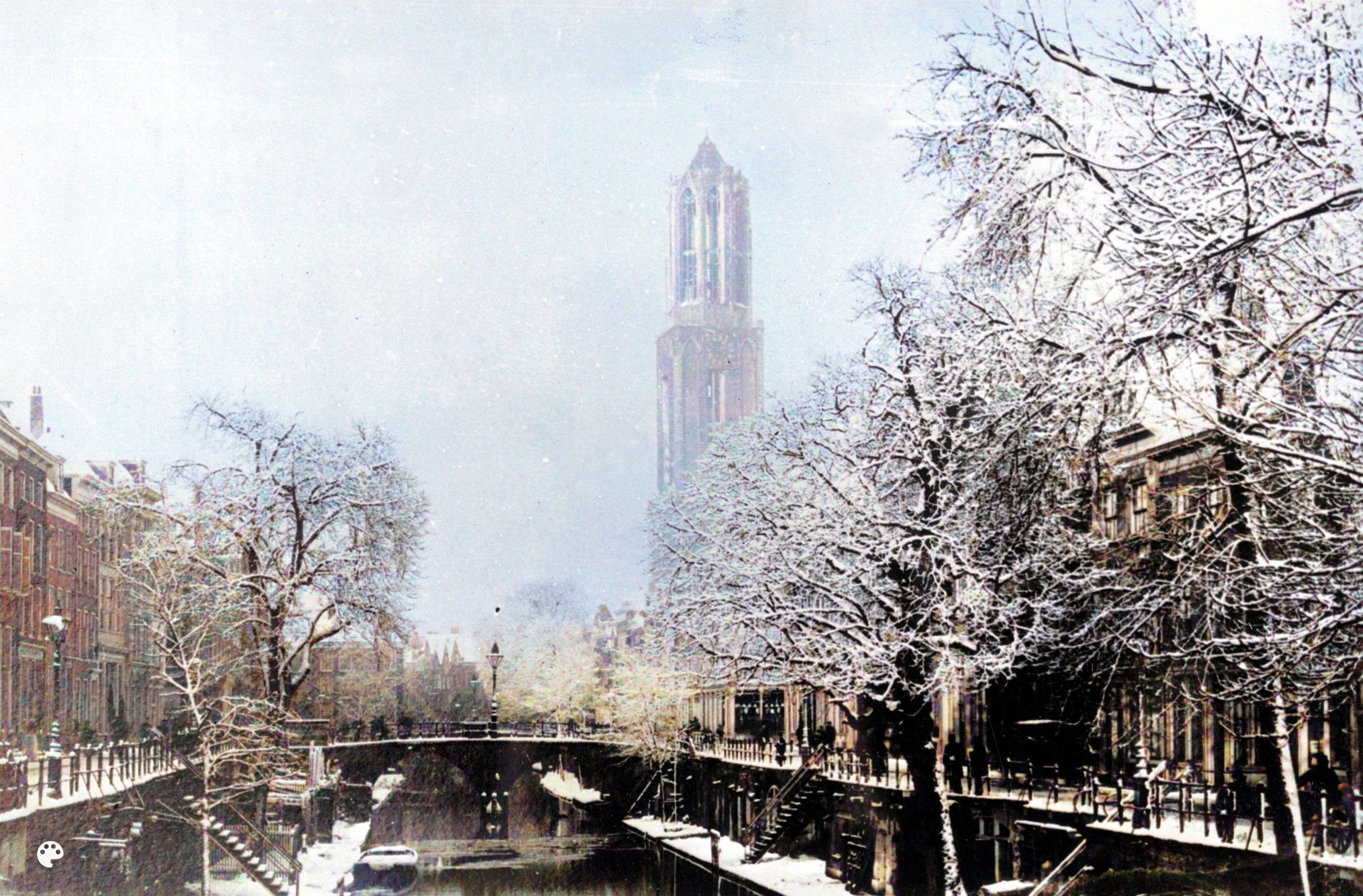 Links: Domtoren in de sneeuw, Utrecht, tussen 1895-1905. Rechts: het resultaat na inkleuren. (bron: collectie Utrechts Archief, publiek domein, vervaardiger onbekend)