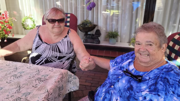 Halfzussen die enkele maanden na elkaar zijn geboren, vinden elkaar op 75-jarige leeftijd dankzij MyHeritage DNA