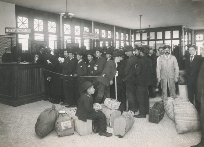 Immigranten bij Ellis Island. Bron: The New York Public Library