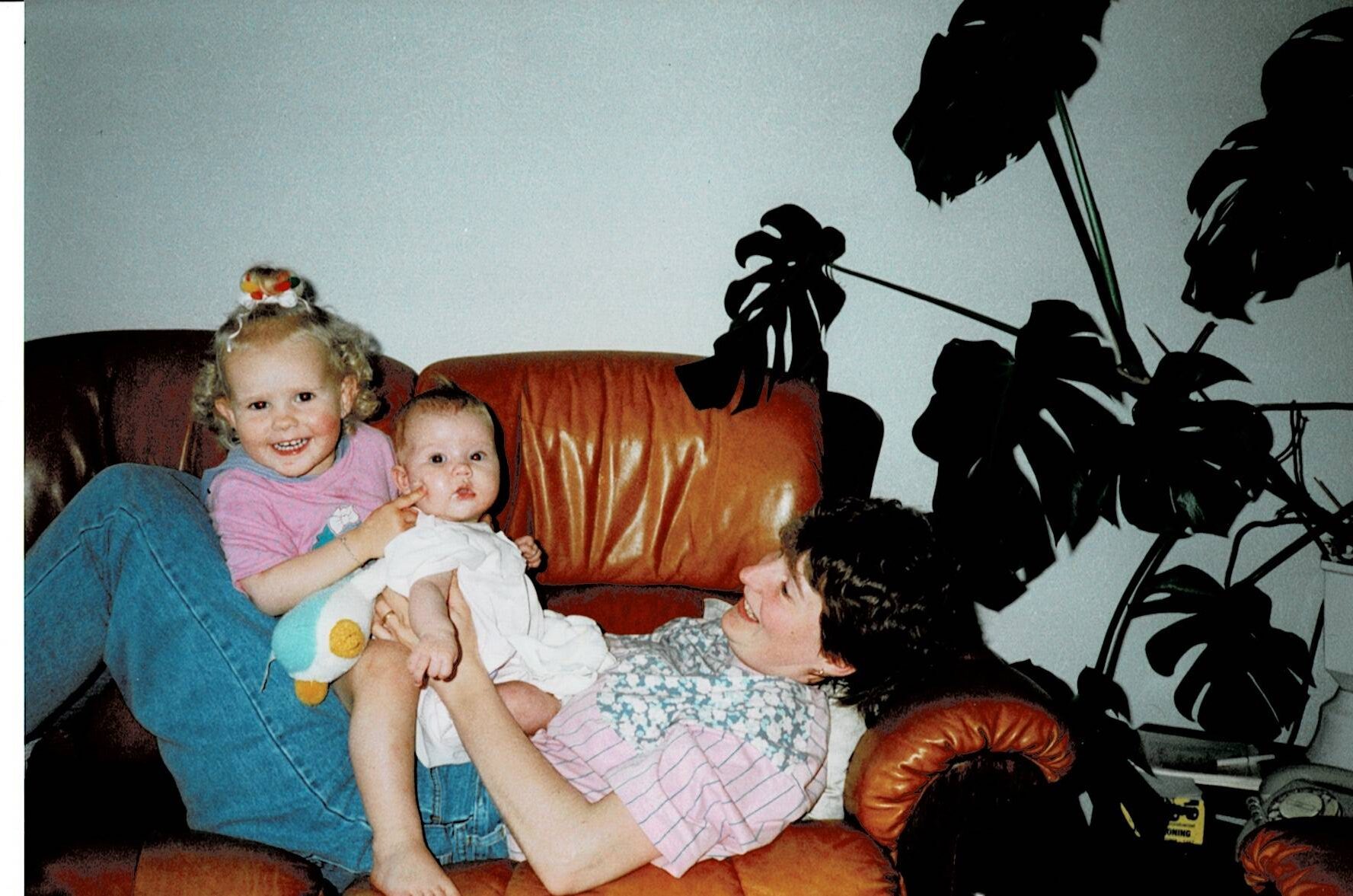 Een foto van 24 juni 1991 met Angela (ongeveer 3,5 maand oud), Ilona (1 jaar en 9 maanden oud) en moeder.