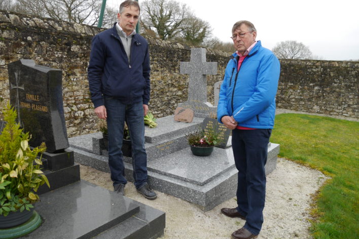 Adri en zijn neef bij het graf van zijn vader Marcel Madec in Bretagne