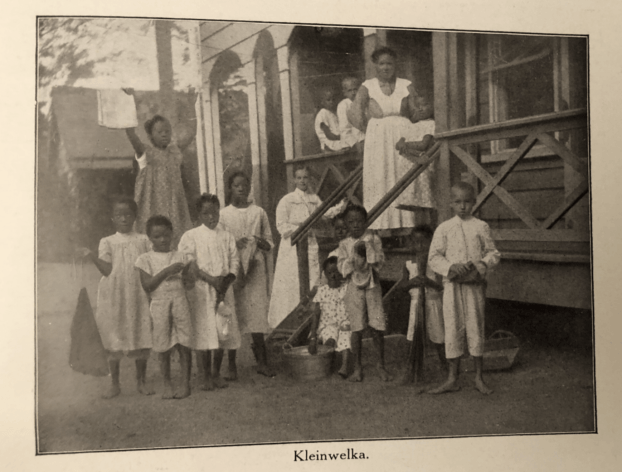 Kleinwelka – internaat voor kinderen van Surinaamse missionarissen (1915). Frederik Seedorf is zeer waarschijnlijk een van deze jonge kinderen. Bron: Vier maanden in Suriname. H. Weiss. Nijkerk: G.F. Callenbach, 1915