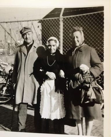 In het midden de moeder van Louis in de klederdracht van Wieringen. Samen op de foto met oudoom Harko en tante Lutske, 1966.
