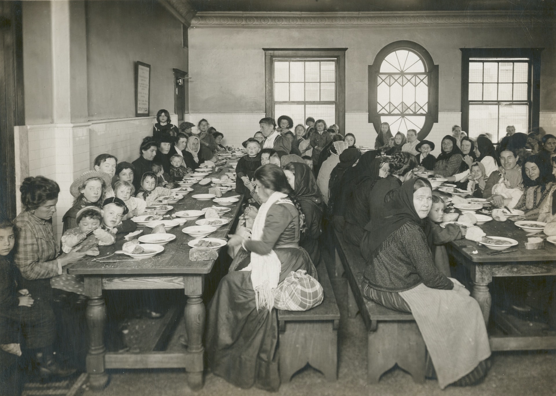 Immigranten ontvangen gratis maaltijd op Ellis Island (bron: The New York Public Library, Public Domain)