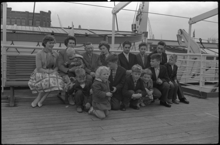 Emigrantenfamilie Stoop-Jansen uit Emmeloord met hun 12 kinderen zitten op het dek van SS ‘Groote Beer’ aan de Wilhelminakade. Bron: Stadsarchief Rotterdam, CCO