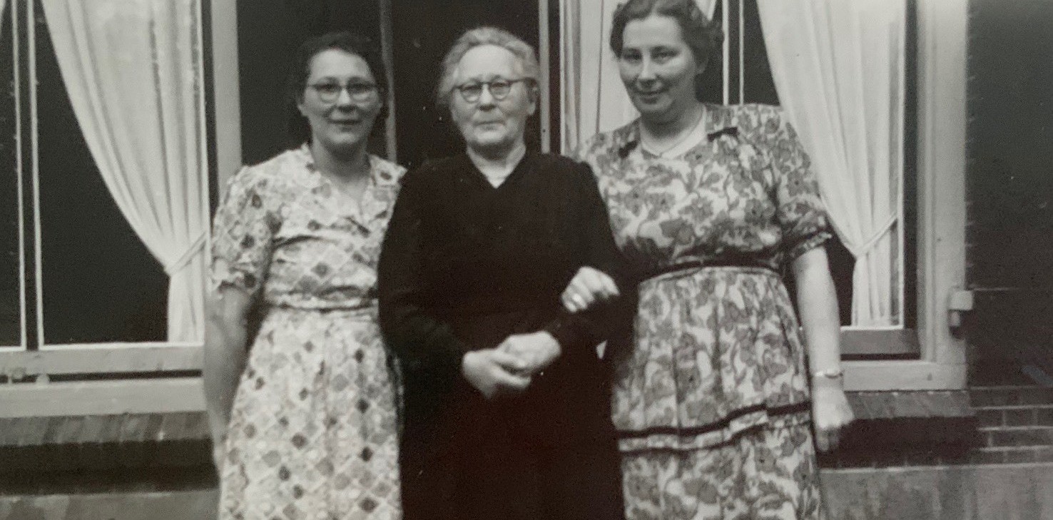 Links oma Moeke, rechts tante Nan met hun moeder in het midden