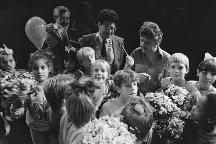 Start van de Kinderboekenweek; Gouden Griffel winnaar Anton Quintana (r) en burgemeester Van Thijn (m) temidden van de jeugd, 5 oktober 1983. Bron Nationaal Archief, CCO