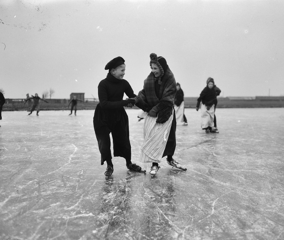 Links: Jong stel geniet van schaatspret in Volendam, 7 januari 1955, gehuld in klederdracht. Rechts: het resultaat na inkleuren. (bron: Nationaal Archief, CCO, vervaardiger J.D. Noske, Anefo)