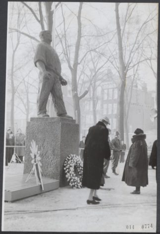 Herdenking Februaristaking op 25 februari 1956. Totaal onverwacht legde prinses Wilhelmina een bloemstuk bij het monument De Dokwerker (bron: Nationaal Archief, CCO)
