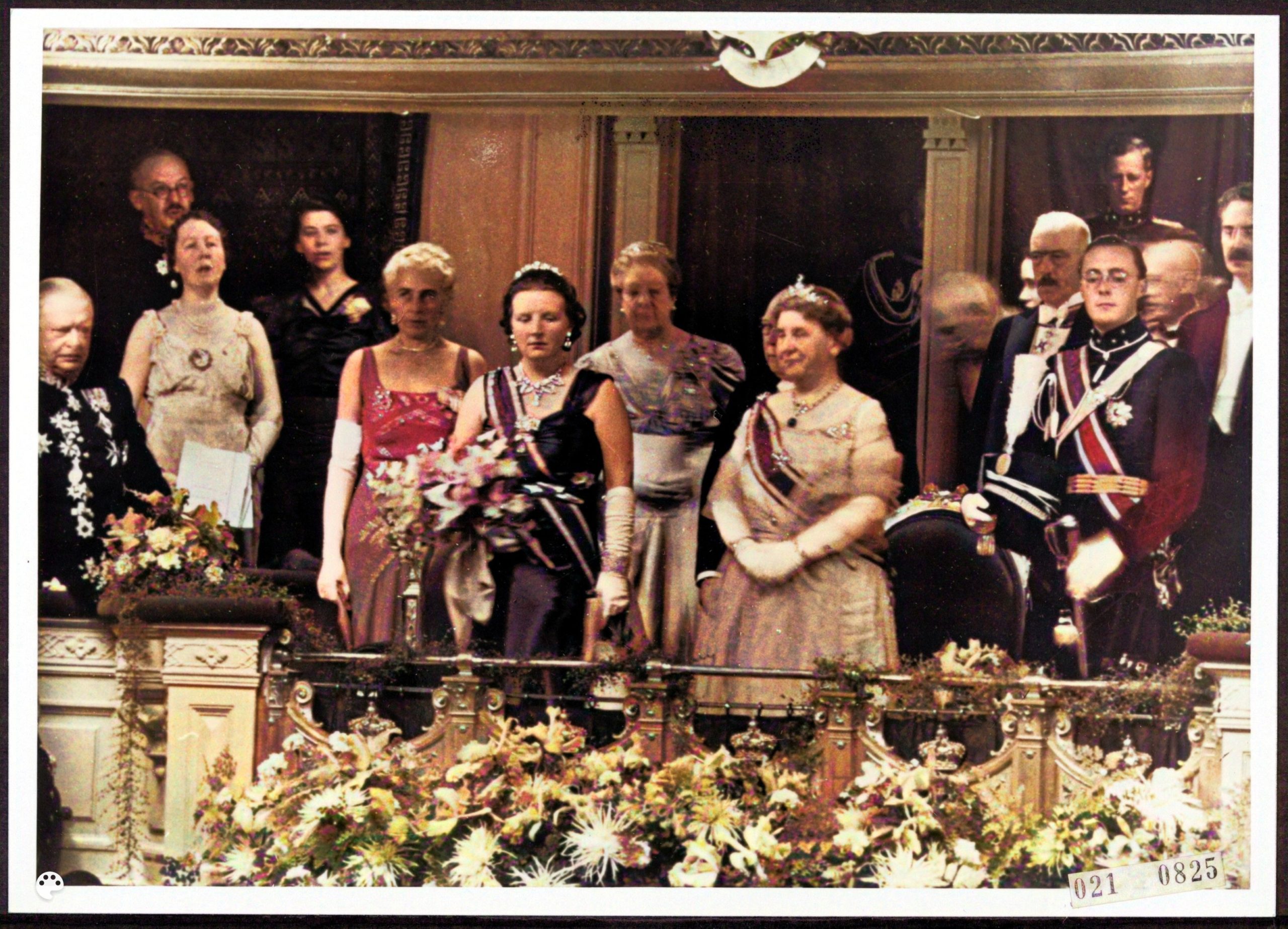 Links: De koninklijke familie tijdens het zingen van het Wilhelmus, Amsterdam, september 1938. Rechts: het resultaat na inkleuren met MyHeritage in Color. (bron: collectie Nationaal Archief, Publiek Domein, fotograaf onbekend)