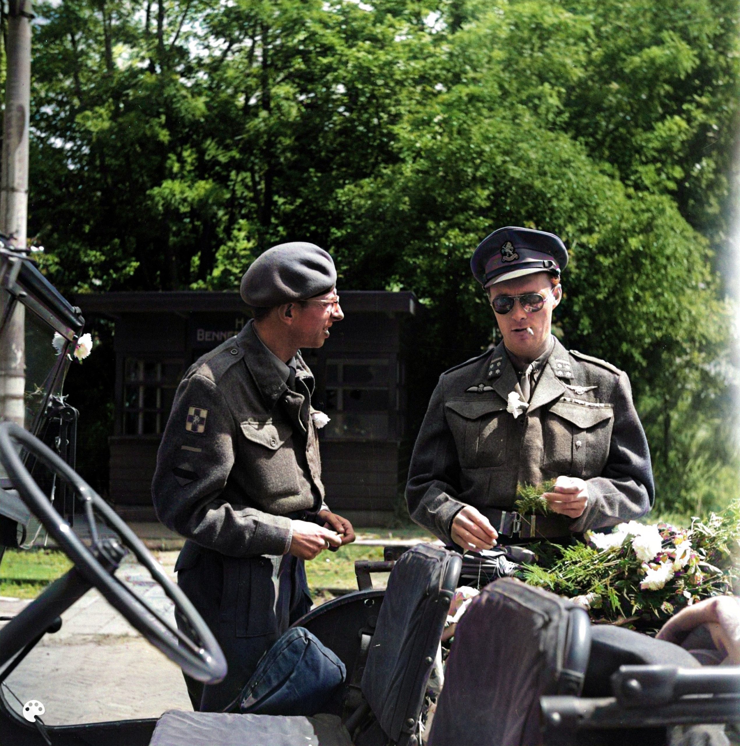 Links: Prins Bernhard tijdens een kort oponthoud bij Bennebroek. Op de jeep witte anjers. Rechts: het resultaat na inkleuren met MyHeritage in Color (bron: Nationaal Archief, CCO, fotograaf Willem van de Poll, Anefo)