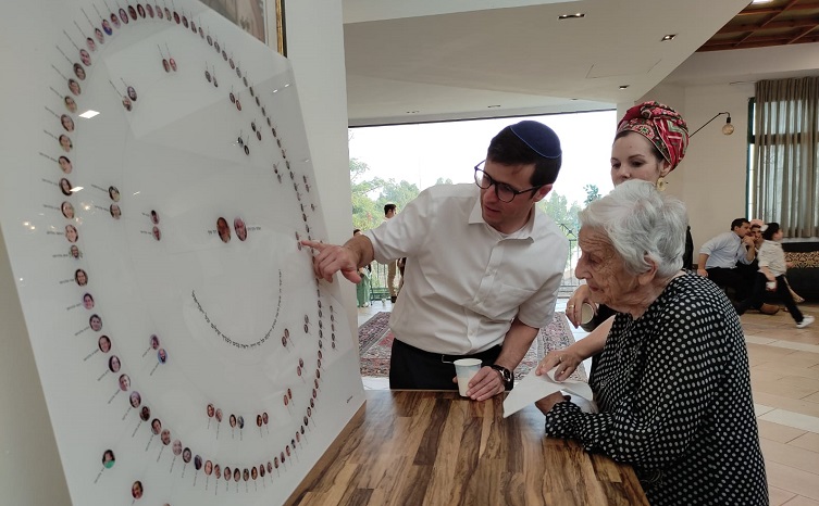 We vierden oma’s 100ste verjaardag met een MyHeritage zondiagram van haar 140+ afstammelingen