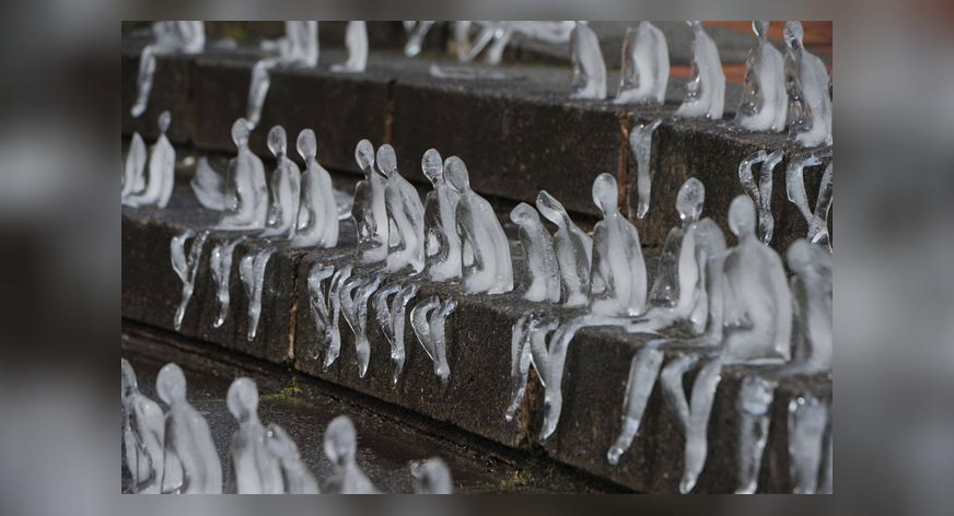 Prachtig ijsmonument ter nagedachtenis van de WOI slachtoffers