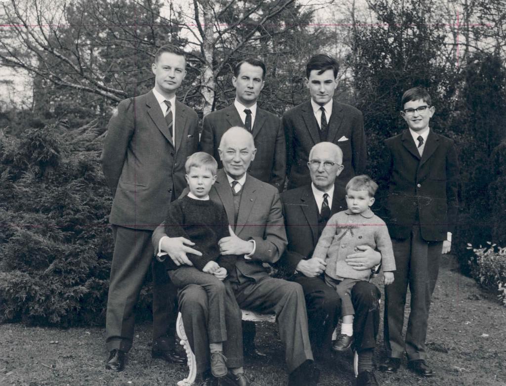 Drie generaties Heijn, staand van links naar rechts: Albert Heijn Jzn (1927), Gerrit-Jan Heijn Jzn (1931), Albert Heijn Gzn (1943) en Oscar Heijn Gzn (1949). Zittend van links naar rechts: Albert Heijn Azn (1955), Gerrit Heijn Azn (1895), Jan Heijn Azn (1897) en Ronald Jan Heijn GJzn (1960). Foto: Ahold.com Drie generaties Heijn, staand van links naar rechts: Albert Heijn Jzn (1927), Gerrit-Jan Heijn Jzn (1931), Albert Heijn Gzn (1943) en Oscar Heijn Gzn (1949). Zittend van links naar rechts: Albert Heijn Azn (1955), Gerrit Heijn Azn (1895), Jan Heijn Azn (1897) en Ronald Jan Heijn GJzn (1960). Foto: Ahold.com