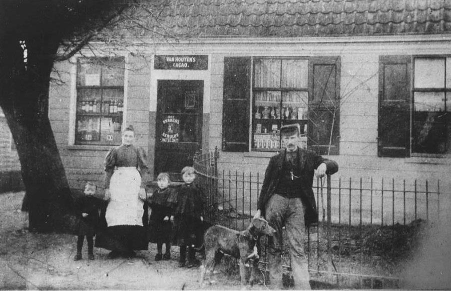 Albert Heijn met zijn vrouw Neeltje de Ridder met hun oudste kinderen Trijntje Immetje en Annetje omstreeks 1890 Albert Heijn voor zijn winkel in Oostzaan met zijn vrouw Neeltje de Ridder met hun oudste kinderen Trijntje Immetje en Annetje omstreeks 1890. Foto: Ahold.com
