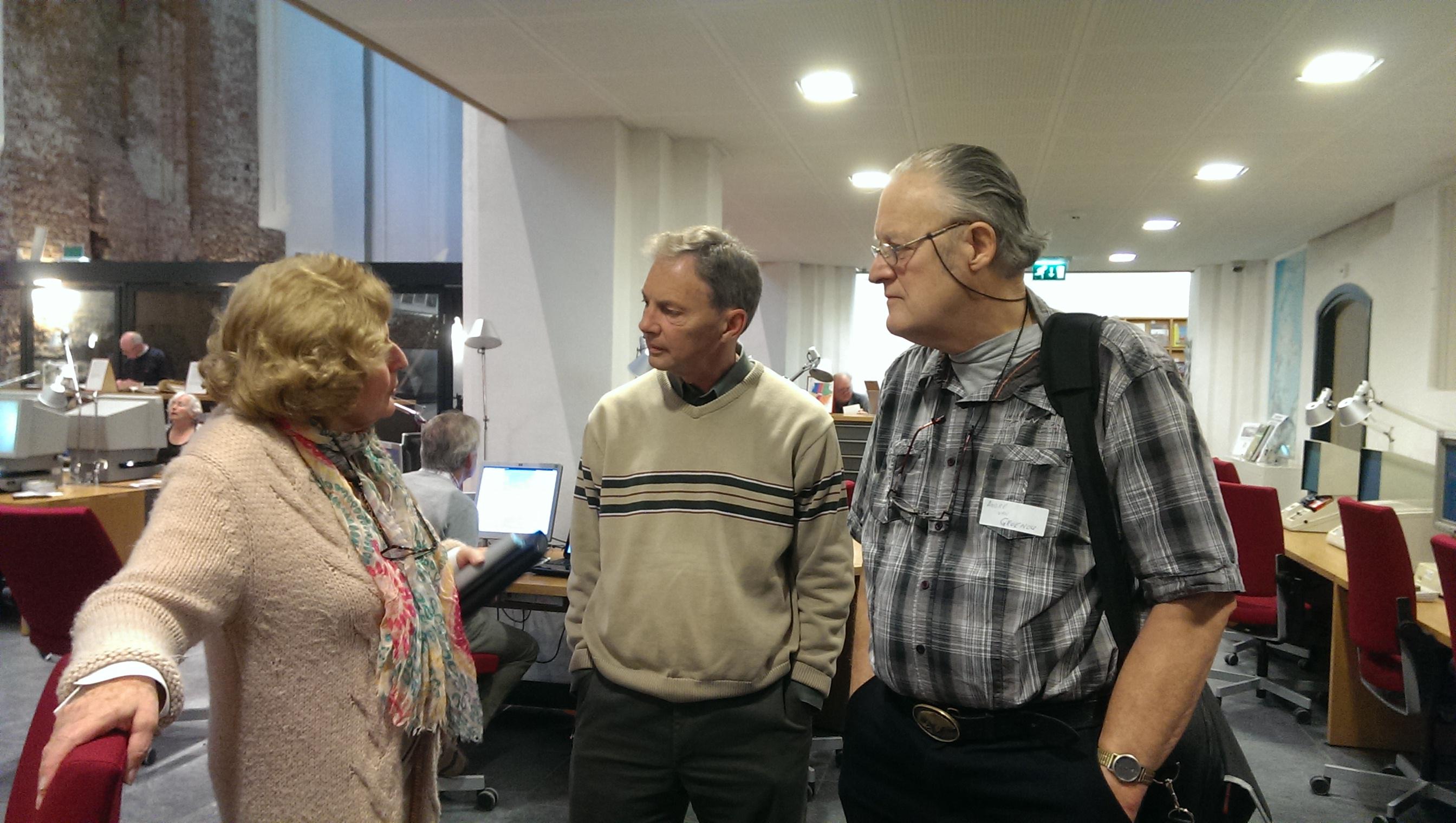 Mevrouw van Keulen in gesprek met Gordon Benedict (midden) in gezelschap van de heer van Groenou