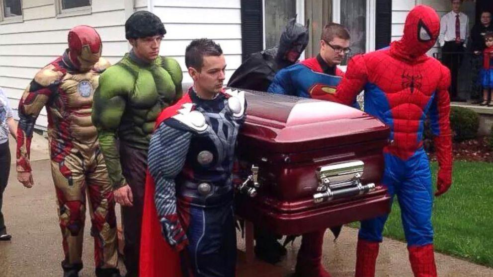 Superhelden begraven vijfjarige jongen Foto: wkrn.com